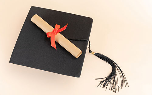 班瑪開放大學的學費多少錢？