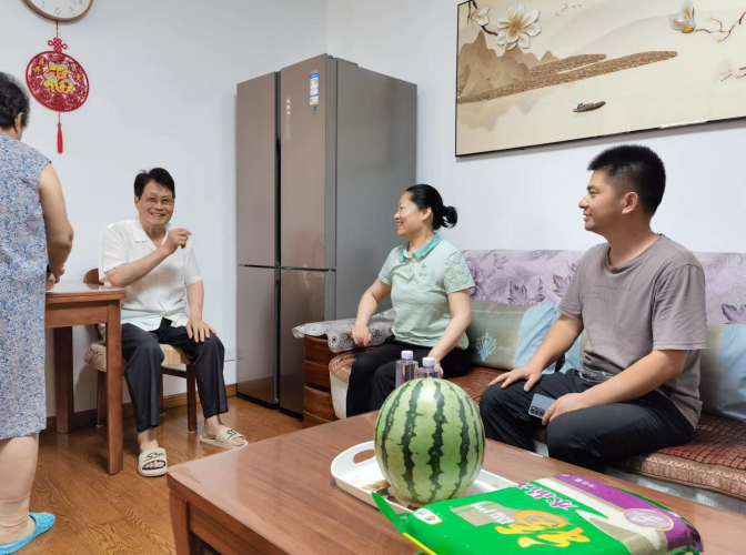 繼教院（電大）黨總支“七一”前夕走訪慰問退休黨員干部