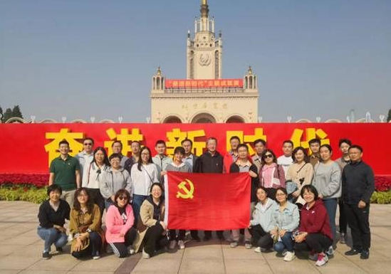 我校教職工集體參觀“奮進新時代”主題成就展 我校教職工集體參觀“奮進新時代”主題成就展