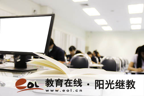 自考報名的時候需要報學校嗎？是報哪個學校就在哪里考試嗎？