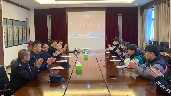 我校召開見義勇為表彰大會 為受表彰人員頒發榮譽證書和獎金 我校召開見義勇為表彰大會 為受表彰人員頒發榮譽證書和獎金