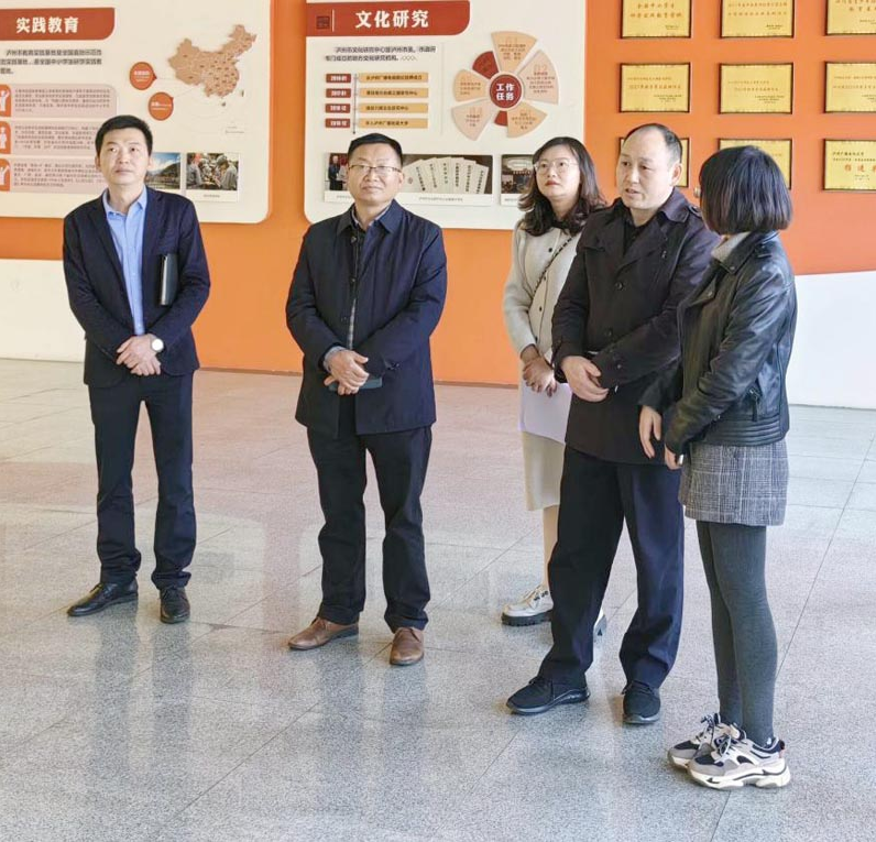 龍馬潭區人社局副局長嚴際一行到瀘州開放大學調研指導 龍馬潭區人社局副局長嚴際一行到瀘州開放大學調研指導